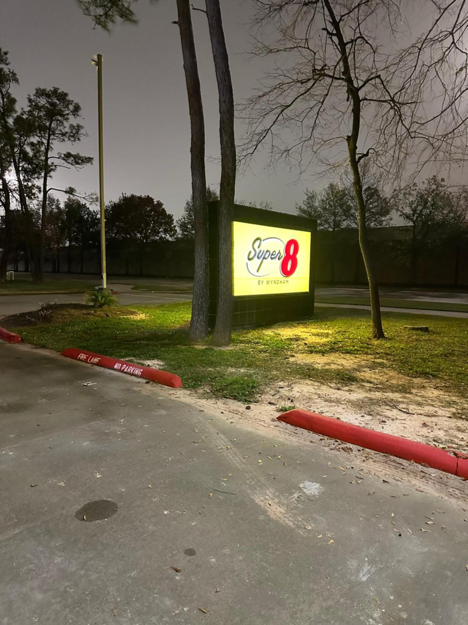 Hotel Super 8 By Wyndham The Woodlands North Exterior foto