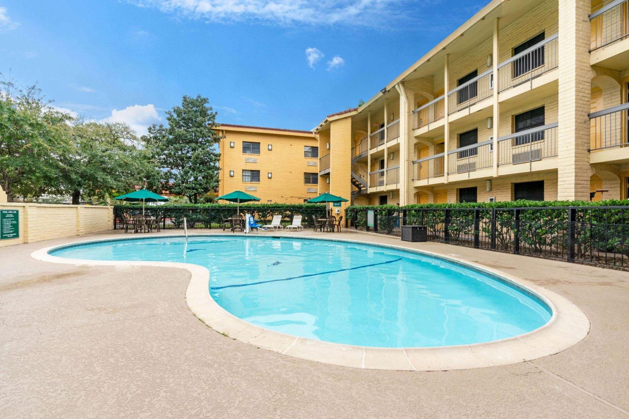 Hotel Super 8 By Wyndham The Woodlands North Exterior foto